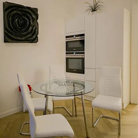 Rose Essence Apartment *